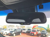 自動防眩ミラー装着車!後続車のヘッドランプの眩しさに応じて反射光を自動的に減少させます。