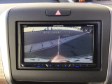 【バックカメラ】運転が苦手な方も車庫入れラクラクです!ギアをリバースに入れれば自動的に切り換わりますので、面倒な操作は不要です♪狭い駐車場もお車を傷つけず安心ですね!