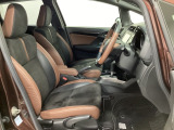 広い足元にゆったり座れるシートには肘掛けも装備しており長距離の運転でも疲れにくくなってます。女性でも運転がしやすいように、シートの高さ調整機能(シートリフター)がついています。