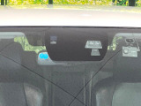 【スマートブレーキサポート】走行中に前方の車両等を認識し、衝突しそうな時は警報とブレーキで衝突回避と被害軽減をアシスト。より安全にドライブをお楽しみいただけます。