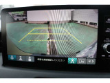 バックカメラを搭載しておりガイドラインも表示されますので車庫入れも安心ですね♪