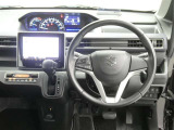 【徹底洗浄クリーニング実施済】運転席からの視界はこんな感じです☆お気軽にご来店いただき、実際に座って是非お確かめください。ドライバーに寄り添う快適な操作フィールをもたらすステアリングです。