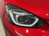 LEDヘッドライトは、点灯の瞬間から最大光量を発揮し、突然暗くなるトンネルなどでの安定感を高めます。
