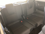 1列目から3列目まで広々大空間です。3列目シートは荷物が多い時や不要な時はアレンジして荷室として使用することが可能で便利に使えます。