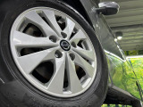 【純正15インチアルミホイール】外観にマッチした純正アルミホイールを装着しております。各種社外アルミホイールや、スタッドレスタイヤも取扱いしております。是非ご相談ください♪
