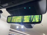 ◆ClearSightインテリアリアビューミラー『ルーフの上に取り付けられたカメラによって車内の積載状況に関係なく後方視界を確保できます。夜間でも鮮明に投影されます。』