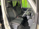 運転席まわりには十分なスペースがあり、大柄な方でもゆったり運転していただける環境です。