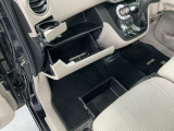 【グローブボックス】車検証や保険証、保険関連書類、整備用グローブなどの必要書類・小物を、助手席から運転席へすぐに取り出せる場所に整理して保管できます。車内の小物整理に役立ちます!