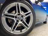 ●純正18インチアルミホイール:輸入車ならではの卓越した走りを支えるホイールと足回りです!日本車の走りに慣れている方にもぜひ体感して頂きたいほど、高いレベルでまとまっています!