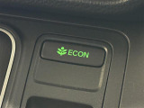 【ECONスイッチ(ECONモード)】エンジンだけでなく、エアコンなども含めてクルマ全体を燃費優先で自動制御。早く車内を涼しくしたい夏場など、空調を優先したい時には、スイッチを押してOFFにできます。