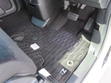 【フロントのフロアマット】前席は純正フロアマット付きです。大きな汚れもなく、使用感も少なめで綺麗な状態です。
