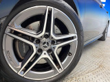 ●純正18インチアルミホイール:輸入車ならではの卓越した走りを支えるホイールと足回りです!日本車の走りに慣れている方にもぜひ体感して頂きたいほど、高いレベルでまとまっています!