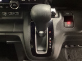 CVT車のセレクトレバーです。低速から高速まで、変速ショックのないスムーズな走りと、エンジン効率のよい領域を維持して燃費にも貢献します。サイドブレーキはスイッチ操作の電子制御パーキングブレーキです。