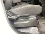 運転席にはドライバーの体型や好みに応じて前後方向だけでなく、高さの調整ができるシートリフターを装備!