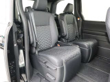 オットマン付きのリアシートも厚く、長時間の移動もらくらくです!車種によってはラゲージスペースやトランクへのアクセスも可能!乗り心地・使い勝手共に充実です!!