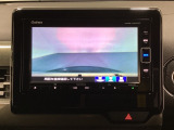 ギヤをR(バック)に入れるとナビの画面に後ろの映像が映るリアカメラ付です。後退時、コンディションが悪い視界でもカラーバックモニターがドライバーをサポートします。