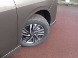 205/65R16タイヤ+専用アルミホイールです。スタッドレスタイヤや各種オプションのご注文も承っております(^^)/