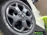 【純正アルミホイール】外観にマッチした純正アルミホイールを装着しております。各種社外アルミホイールや、スタッドレスタイヤも取扱いしております。是非ご相談ください♪
