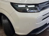 【LEDヘッドライト】悪天候や夜間走行時も良好な視界を確保し安心して運転できる高輝度LEDヘッドライトを装備!点灯速度が早く、消費電力も抑えられています。