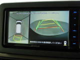 フロントモニター・サイドモニター・バックモニターを使用し、車を上から見たような画像が表示されますので、安心してお車の駐車が出来ますよ。尚、駐車時には必ず、お客様の目視にて駐車をお願い致します。