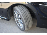 タイヤサイズは215/50R17です