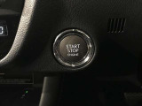 【スマートキー】カバンやポケットに入れたままでもドアの施錠・解錠が可能なスマートキーを装備。エンジンのオン・オフ時もカギを取り出す必要が無いからとっても便利です♪