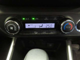 オートエアコンを装備しています。室内の温度を設定すると、センサーが室温を感知して、温度、風量を自動的にコントロールし、快適な空間にしてくれます。