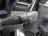 スイッチをオートに設定しておけば、車外の明るさに応じて自動的にヘッドランプを点灯・消灯します。夕暮れ時やトンネルの続く山道などを走行する時に便利なコンライトを装備しています。