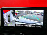 空から見下ろすような視点で、スムースな駐車と安全確認をサポートします。