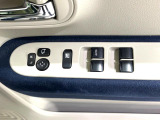 【電動格納ミラー】サイドミラーは電動格納式となっており、狭い駐車場でもキズがつくリスクを抑えられます。