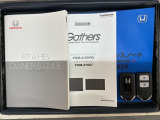 スマートキーは鍵をバッグに入れたままでもドアロックの開閉やエンジンのON・OFFができます。夜間や雨の日も鍵を探さなくて良いので便利です。