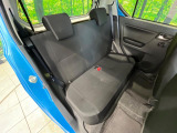 後部座席も気になるようなキズ・汚れやへたり等、大きなダメージはなく、良好な状態です。