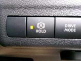 信号待ちの間などの停止中にブレーキペダルから足を離しても、そのまま停止し続けてくれるのが、「オートブレーキホールド機能」