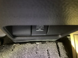 アクセサリーソケットは、電源からケーブルをつなげば、スマートフォンなどの電子機器の充電などを行うことができます!