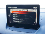 こちらのお車には先進安全装備が多数搭載されています。衝突被害を回避あるいは軽減するためのブレーキや、後方死角からの接近警報、車線逸脱を防止する警報装置など、詳しくはスタッフまでお尋ねください。