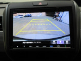 バックカメラの画像です。ガイドラインがスムースな車庫入れをサポートいたします!車庫入れの安心感がアップしますね☆