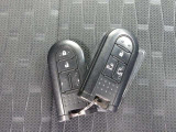 キーフリーシステム搭載!スマートキーをポケットやカバンに入れておくだけでドアの施錠・開錠やエンジンスタートの操作が簡単です!