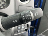 車外の明るさに応じでライトを点灯、消灯してくれるオートライト機能です☆お天気の良い昼間のトンネル走行などオートにしてると便利で安心です☆エンジン停止時にライトの消し忘れも無くなります☆
