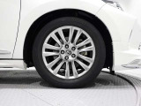 アルミホイールを装備、タイヤサイズは235/55R18です。