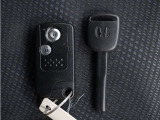 ◆スマートキー◆カギをバッグやポケットに入れたままでもドアロックの開閉ができる『スマートキー』付き!雨天や暗くなってもカギを取り出す必要がなくドアの開錠&エンジンも始動できます