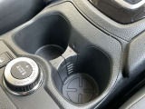 運転席エアコン吹き出し口下部には、ドリンクホルダーがあり夏場は冷たいままキープできます。