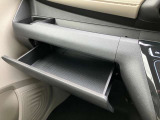 助手席前にも小物入れがあります。