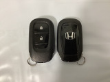 スマートキーを装備しています。鍵を差し込むことなくドアロックの開け閉めと、スタートボタン操作でのエンジンスタートができます。スペアキーも同じものを用意しております。