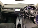車内は光触媒抗菌消臭施工済です。スタイリッシュなデザインでスポーティなインパネ周りを演出します。グローブボックスやカップホルダーのほかにトレーなどたくさんの収納スペースが付いています。