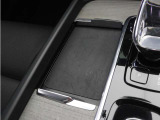 対応機種のスマートフォンを、トンネルコンソールの下のラバープレートに置いておくだけで充電可能。センターディスプレイの機能ビューを使用して、充電プレートのオンとオフを切り替えることができます。