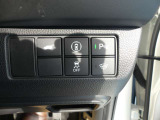 運転席からテールゲートの開閉が可能です。パーキングセンサ―、フロントガラス熱線、VSA、安全支援情報スイッチです。