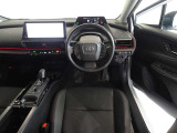 革巻きステアリングで快適な操作性の運転席です。