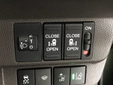 【両側パワースライドドア】両側がパワースライドドアになっており、運転席のスイッチやスマートキーでも開閉が可能です!開口部も広いので乗り降りも楽々♪