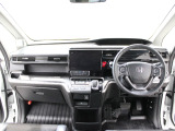 操作性に優れた運転席となります!小物入れや各ボタンの配置にこだわり、使いやすいです!座り心地もよく視認性も良好なのでロングドライブもお任せ下さい!