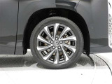 純正アルミホイール装着車、タイヤサイズは205/55R17です。